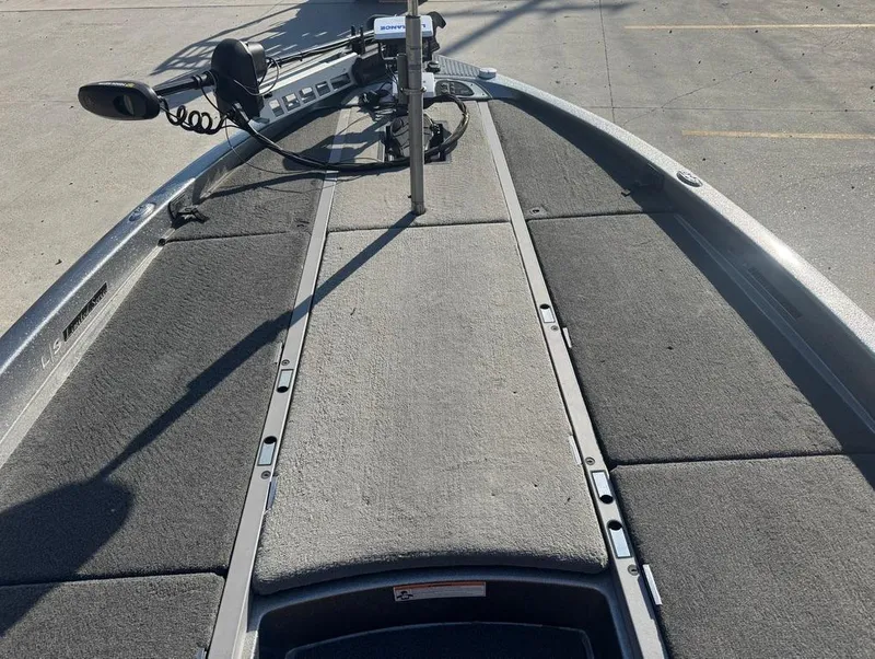 Slide: The Image of 2007 Ranger Z21 Comanche boat deck with trolling motor and storage compartments. - 11