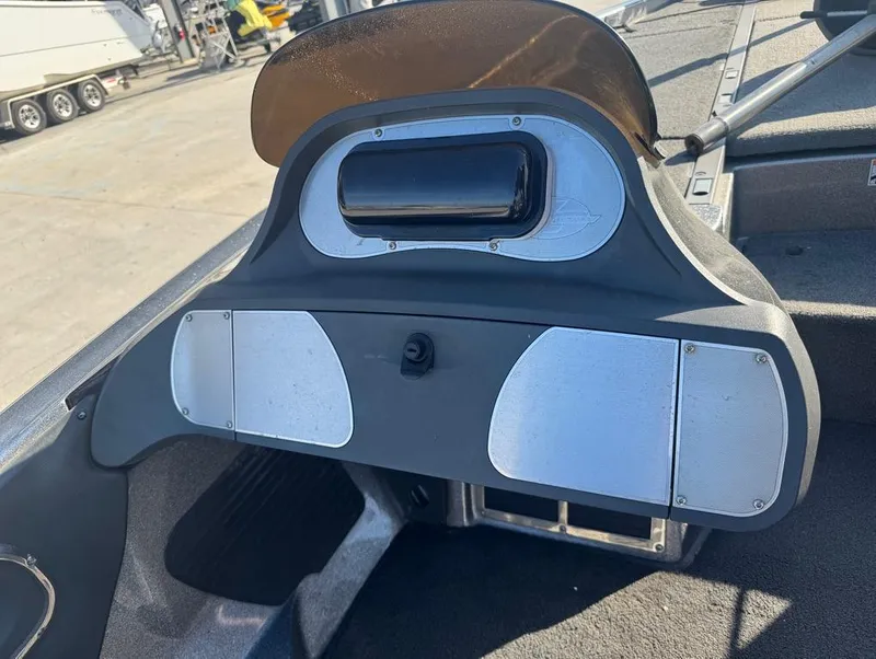 Slide: The Image of 2007 Ranger Z21 Comanche boat dashboard with storage compartments. - 18
