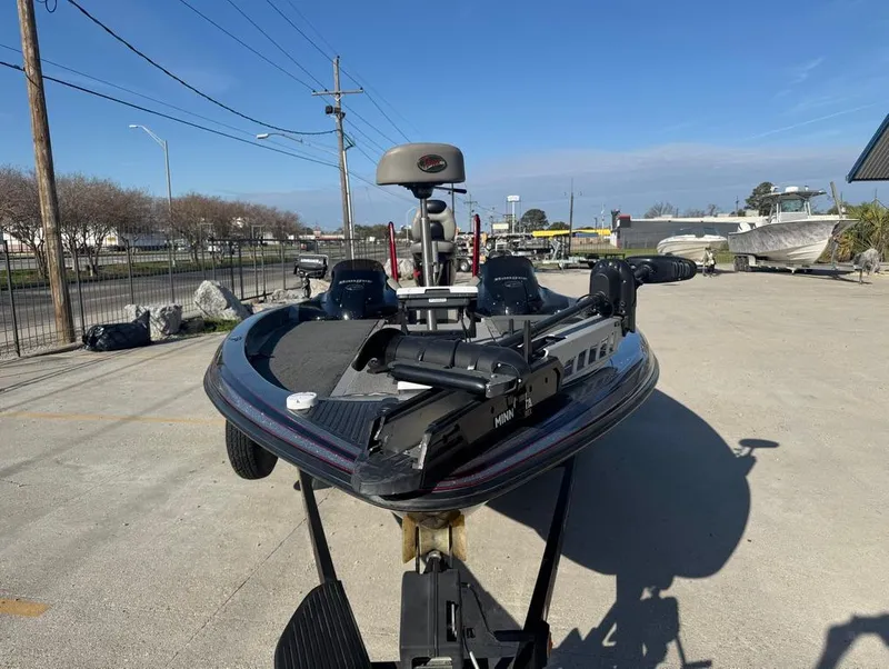 Slide: The Image of 2007 Ranger Z21 Comanche boat parked outdoors on a sunny day. - 6
