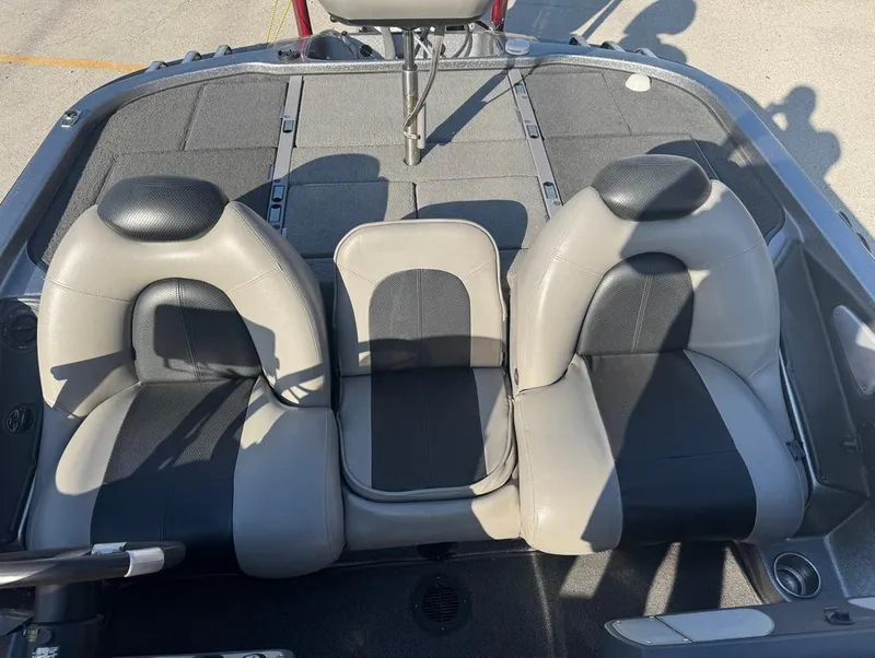 Slide: The Image of 2007 Ranger Z21 Comanche boat interior with three gray and black seats. - 7
