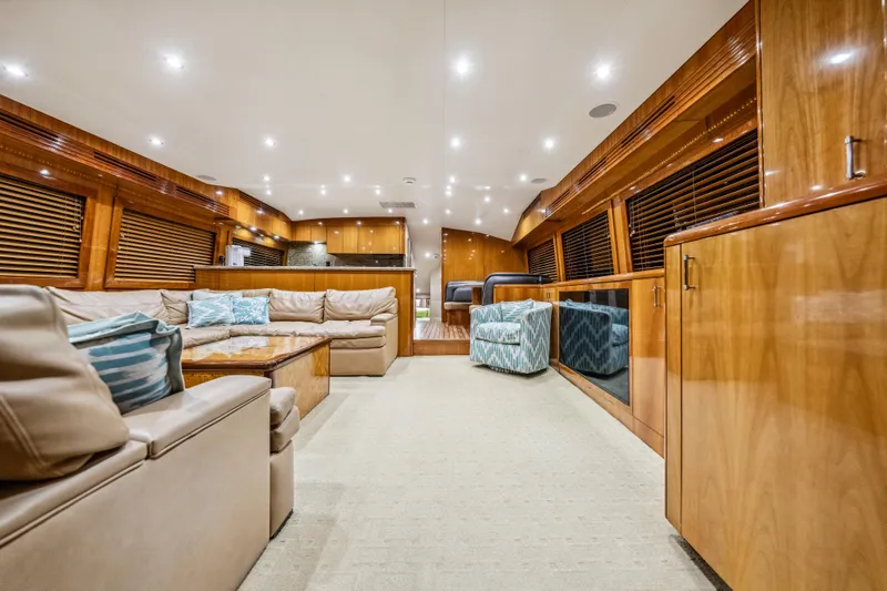 Slide: The Image of Luxuriöser Salon mit Ledersofas und Holzmöbeln auf einer Hatteras 68 Convertible von 2008. - 50