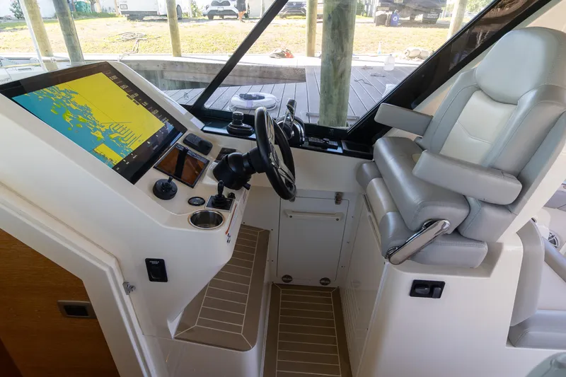 Slide: The Image of 2020 Scout 530LXF helm with navigation display and comfortable seating. - 12