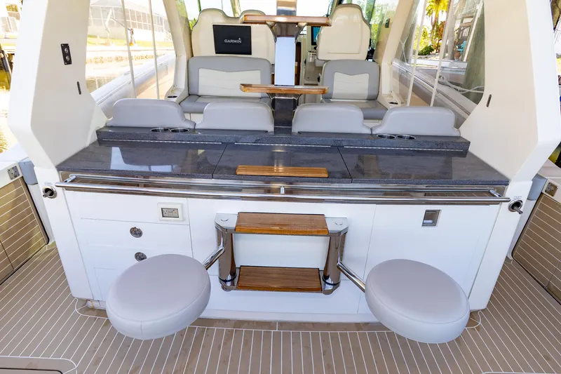 Slide: The Image of Interior of 2020 Scout 530LXF yacht with seating and modern amenities. - 20