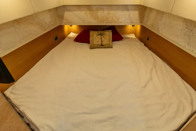 Slide: The Image of 2020 Scout 530LXF cabin interior with cozy bed and decorative pillows. - 34