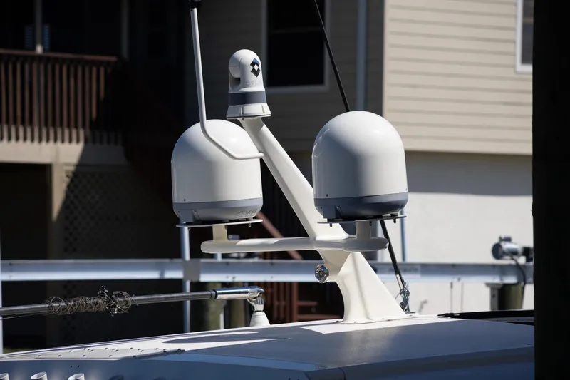 Slide: The Image of Radar and communication equipment on a 2020 Scout 530LXF boat. - 6