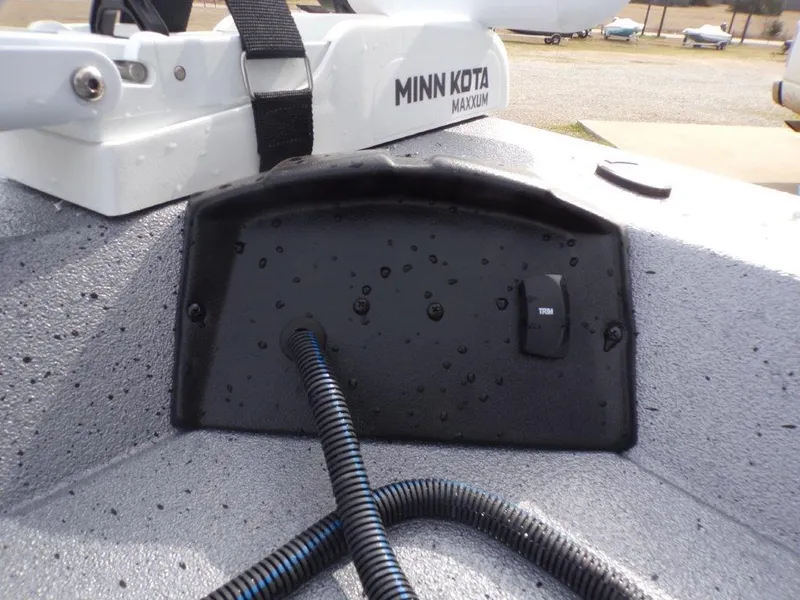 Slide: The Image of Control panel of 2025 Xpress H20BAY boat with Minn Kota Maxxum motor. - 15