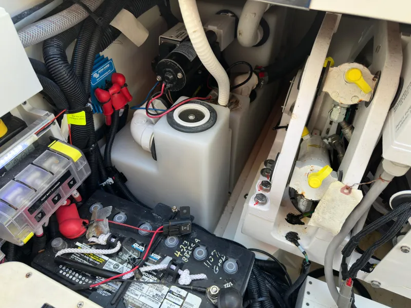 Slide: The Image of Boston Whaler Realm 380 2021 - 100