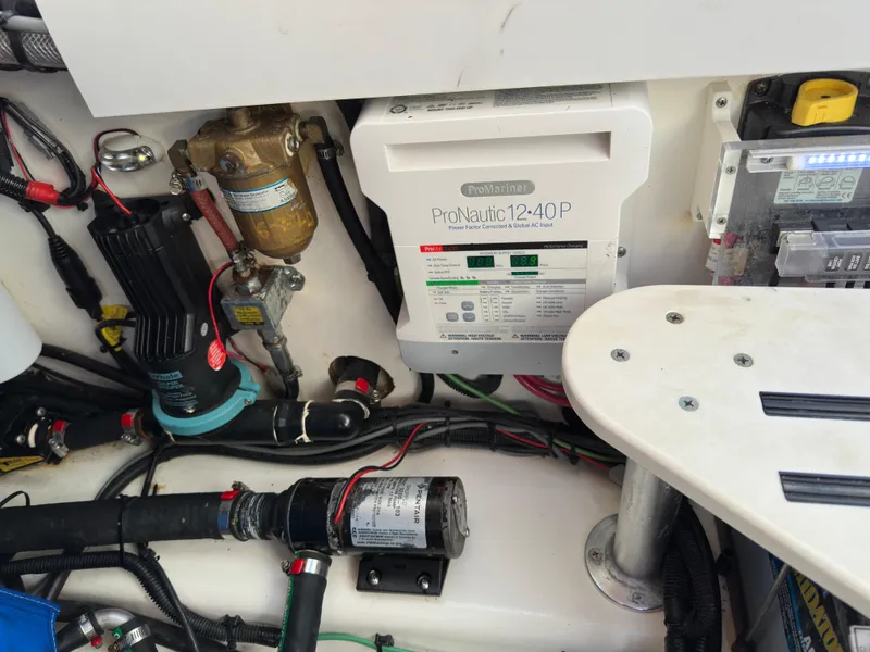 Slide: The Image of Boston Whaler Realm 380 2021 - 102