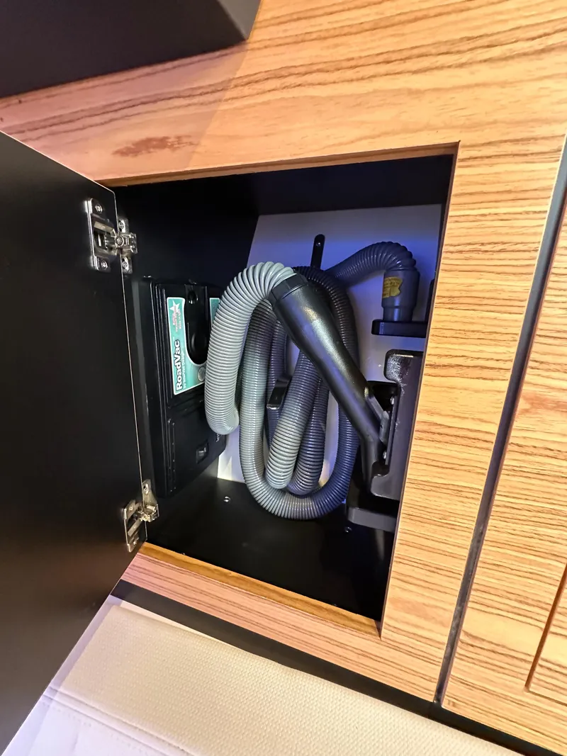 Slide: The Image of Boston Whaler Realm 380 2021 - 76