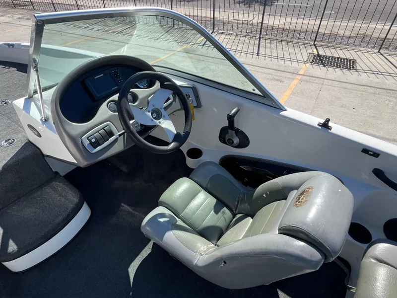 Slide: The Image of 2007 Triton 190 FS boat interior with steering wheel and seating. - 10