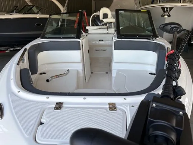 Slide: The Image of Chaparral 21 SSi Ski & Fish OB 2025 - 5