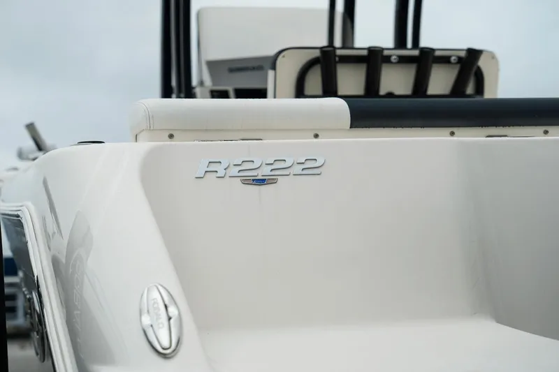 Slide: The Image of Robalo R222 2020 - 10