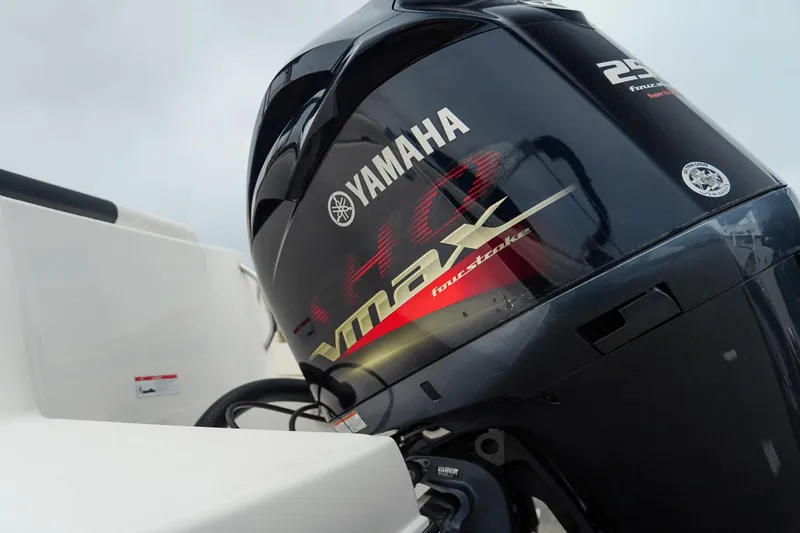 Slide: The Image of Robalo R222 2020 - 11