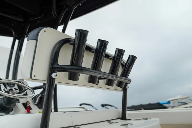 Slide: The Image of Robalo R222 2020 - 12