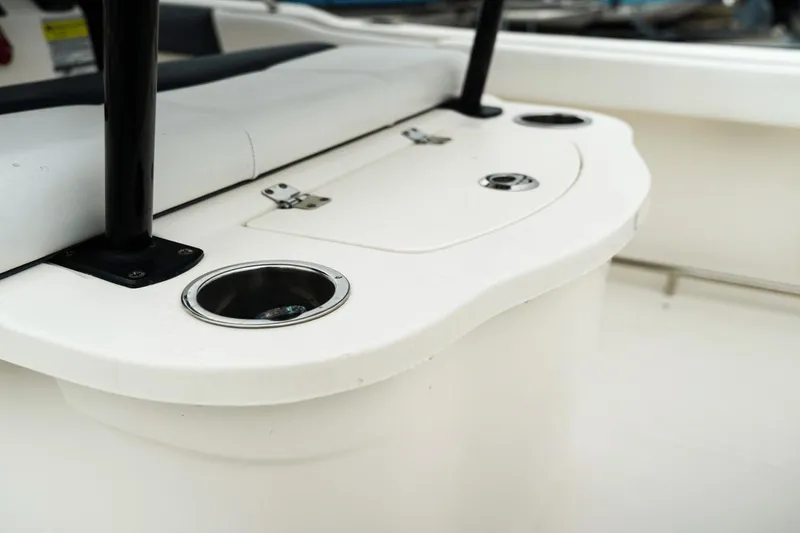 Slide: The Image of Robalo R222 2020 - 13