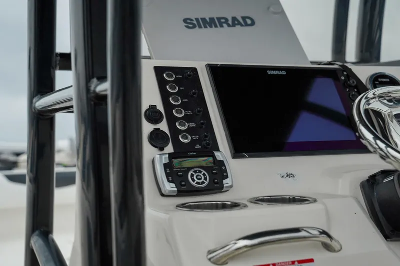 Slide: The Image of Robalo R222 2020 - 16