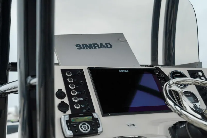 Slide: The Image of Robalo R222 2020 - 17