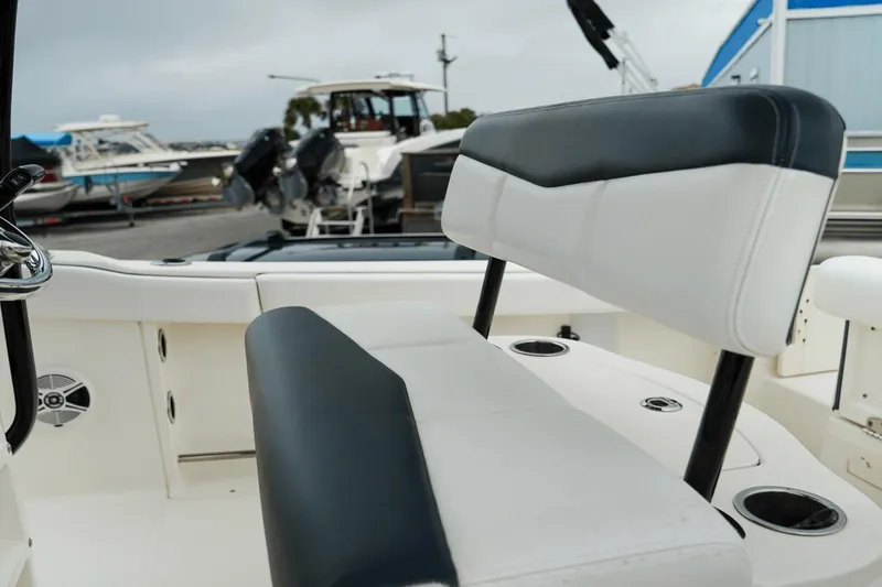 Slide: The Image of Robalo R222 2020 - 18