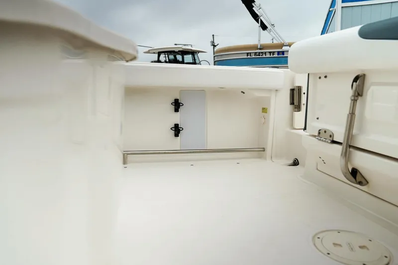 Slide: The Image of Robalo R222 2020 - 20