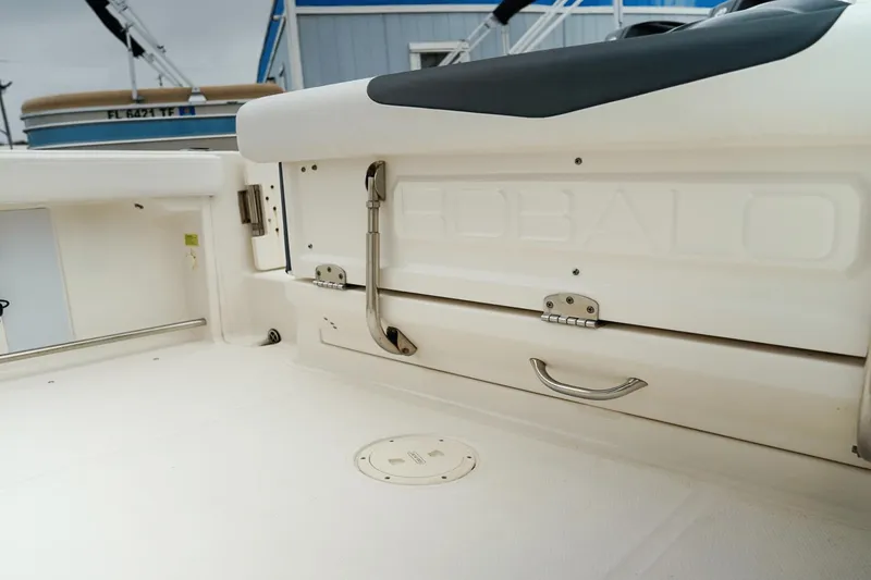 Slide: The Image of Robalo R222 2020 - 21