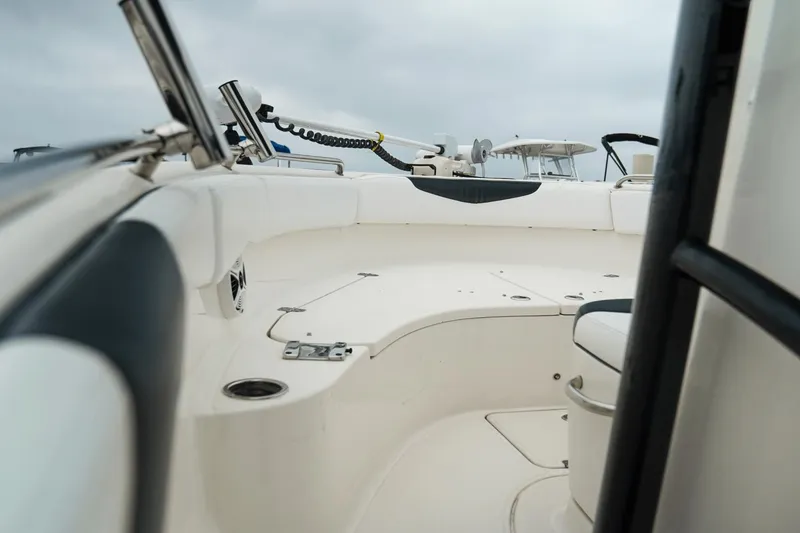 Slide: The Image of Robalo R222 2020 - 22