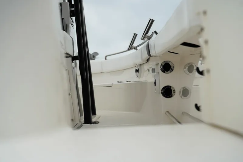 Slide: The Image of Robalo R222 2020 - 27