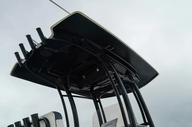 Slide: The Image of Robalo R222 2020 - 30