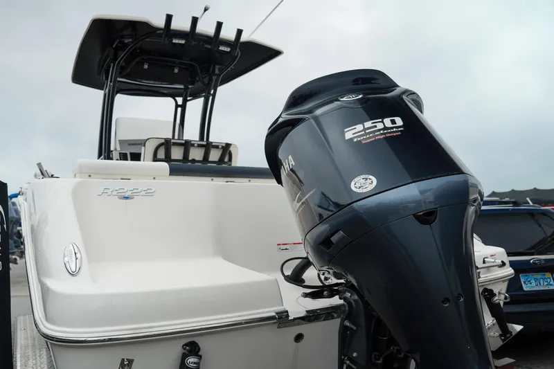 Slide: The Image of Robalo R222 2020 - 8