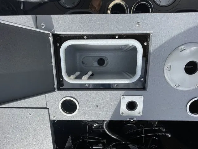 Slide: The Image of Princecraft Platinum 190 2024 - 11