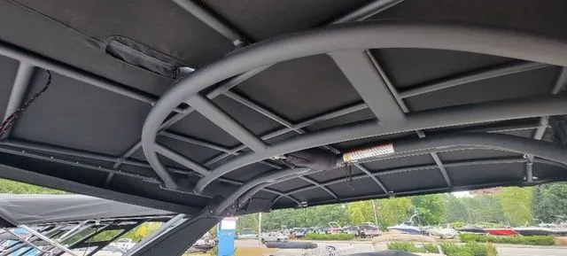 Slide: The Image of Sea Ray 260 SLX 2025 - 14