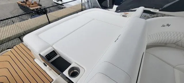 Slide: The Image of Sea Ray 260 SLX 2025 - 16