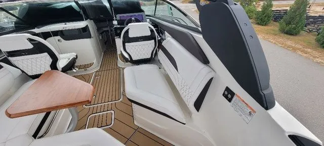 Slide: The Image of Sea Ray 260 SLX 2025 - 17