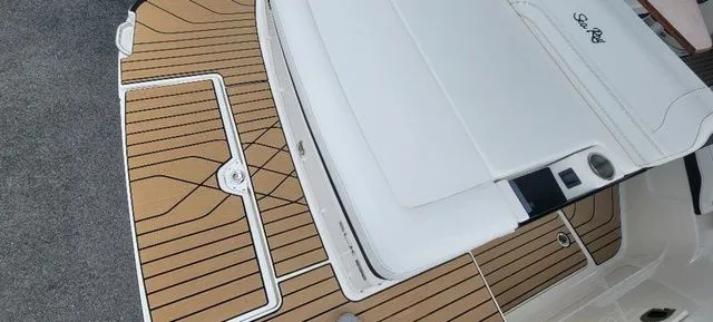 Slide: The Image of Sea Ray 260 SLX 2025 - 18