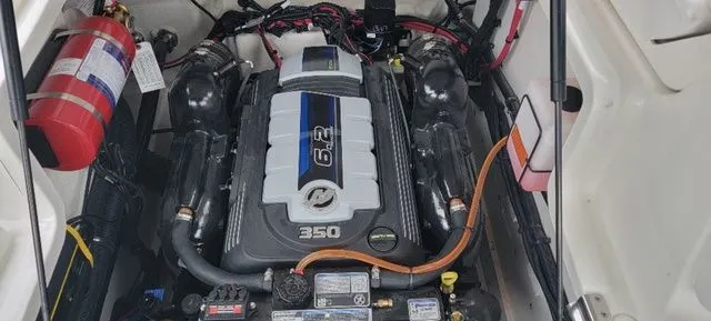 Slide: The Image of Sea Ray 260 SLX 2025 - 21