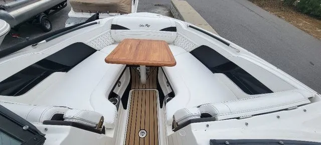 Slide: The Image of Sea Ray 260 SLX 2025 - 23