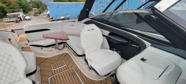 Slide: The Image of Sea Ray 260 SLX 2025 - 30
