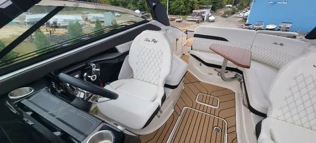 Slide: The Image of Sea Ray 260 SLX 2025 - 31