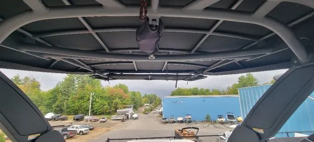 Slide: The Image of Sea Ray 260 SLX 2025 - 32