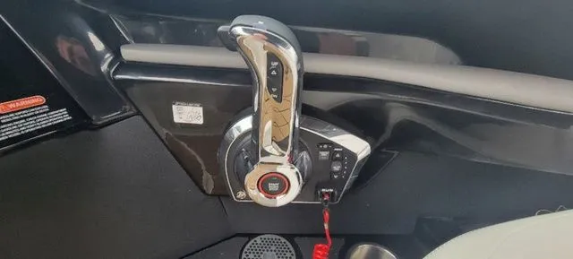 Slide: The Image of Sea Ray 260 SLX 2025 - 6