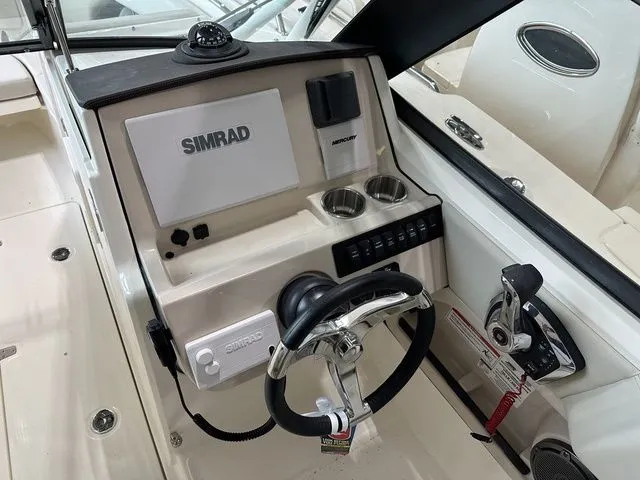 Slide: The Image of Boston Whaler 240 Vantage 2025 - 10
