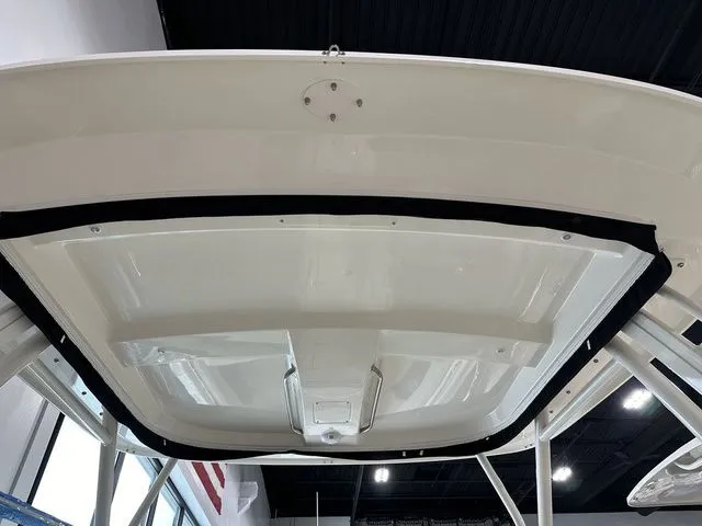 Slide: The Image of Boston Whaler 240 Vantage 2025 - 13
