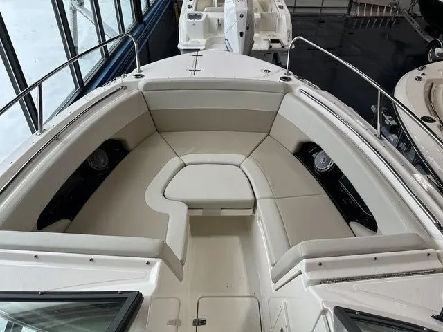 Slide: The Image of Boston Whaler 240 Vantage 2025 - 15
