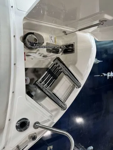 Slide: The Image of Boston Whaler 240 Vantage 2025 - 16