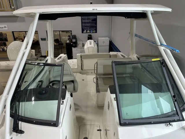 Slide: The Image of Boston Whaler 240 Vantage 2025 - 17