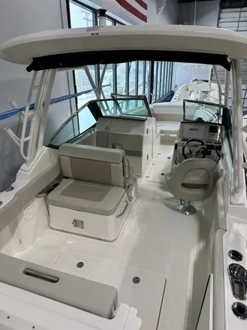Slide: The Image of Boston Whaler 240 Vantage 2025 - 20