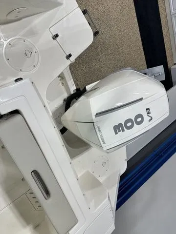 Slide: The Image of Boston Whaler 240 Vantage 2025 - 5