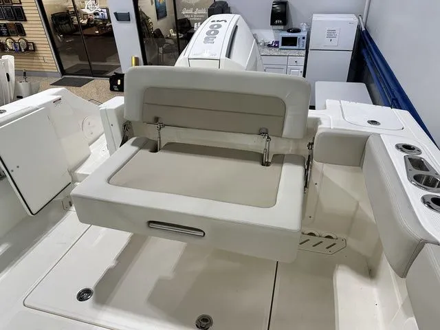 Slide: The Image of Boston Whaler 240 Vantage 2025 - 7