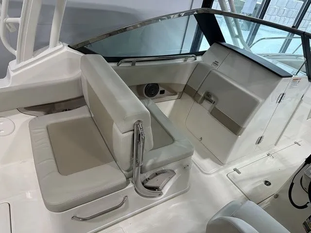 Slide: The Image of Boston Whaler 240 Vantage 2025 - 8