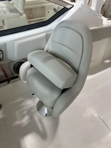 Slide: The Image of Boston Whaler 240 Vantage 2025 - 9