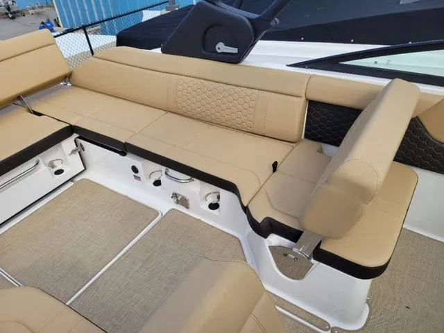 Slide: The Image of Sea Ray SDX 250 Outboard 2024 - 12